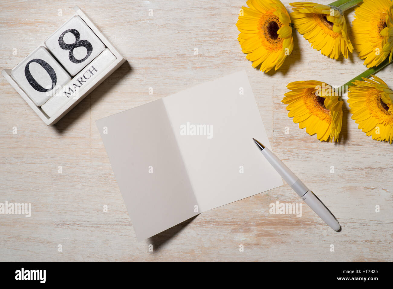 8e mars. Journée Womans carte de souhaits avec des fleurs jaunes sur fond de bois. Top View with copy space Banque D'Images