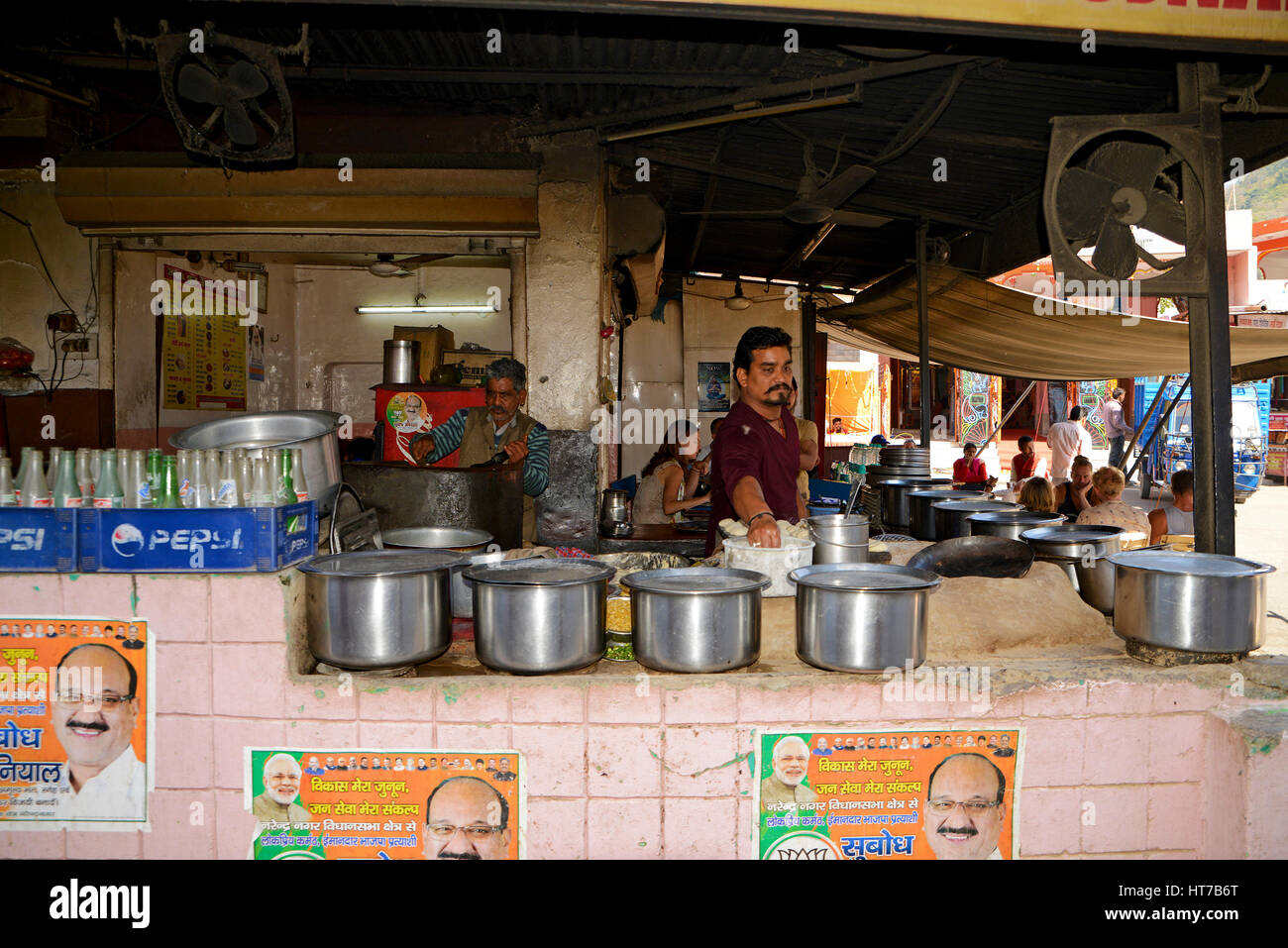 Routière en Dhaba stands de nourriture à Rishikesh, Inde Banque D'Images