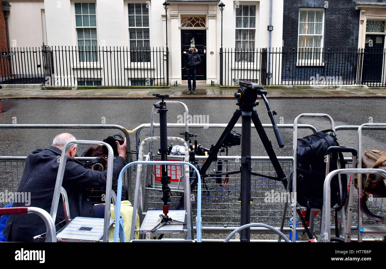 Les membres des médias à l'extérieur de 11 Downing Street, Londres, en tant que chancelière, Philip Hammond devrait permettre de réaliser une évaluation favorable des perspectives économiques de la Grande-Bretagne après Brexit dans son premier budget en tant que chancelier. Banque D'Images