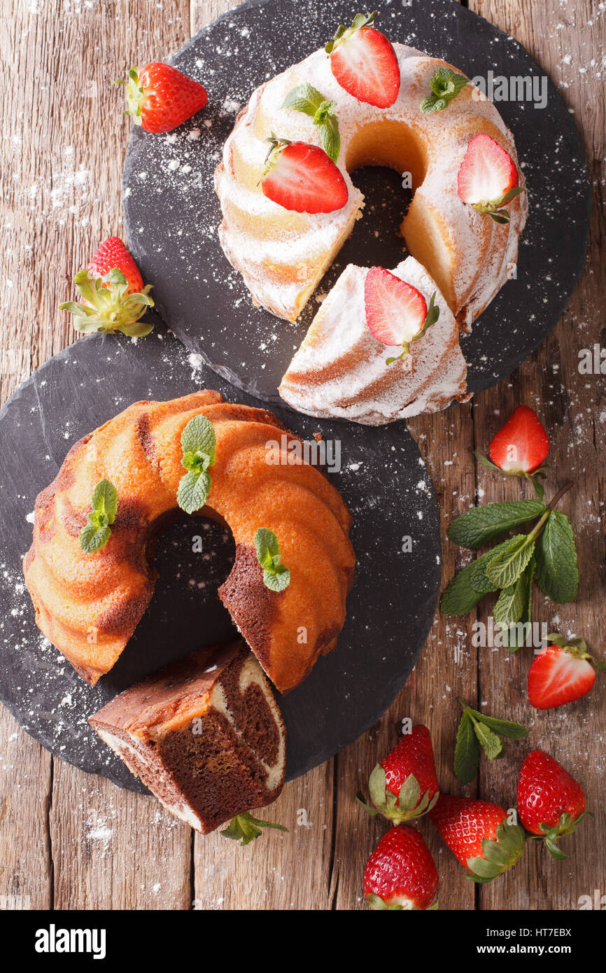 Gâteau marbré à la vanille et aux fraises sur la table. Vue verticale d'en haut Banque D'Images