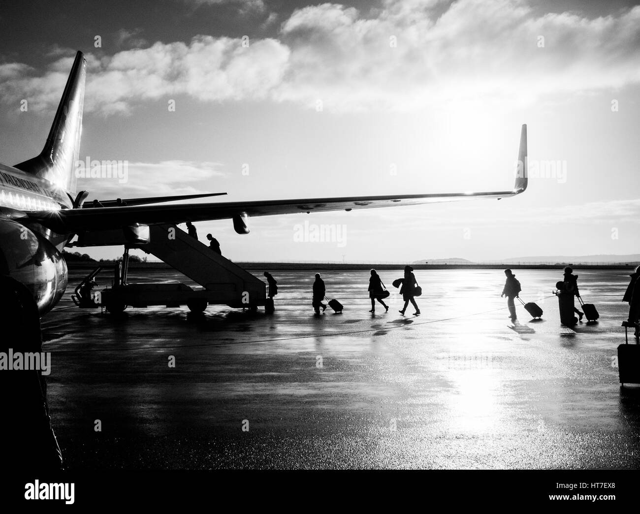 Foule de passagers la queue pour monter à bord d'un avion dans un aéroport Banque D'Images