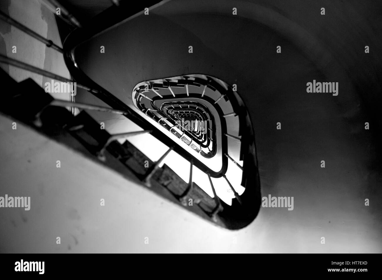 Ancien escalier en spirale dans un bâtiment historique à Paris Banque D'Images