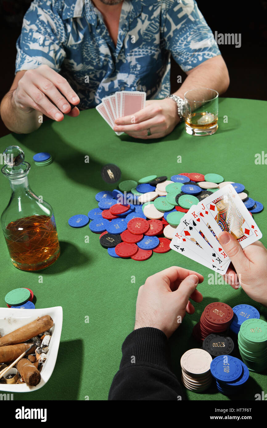 Photo de deux joueurs de poker parier sur leurs cartes. Banque D'Images