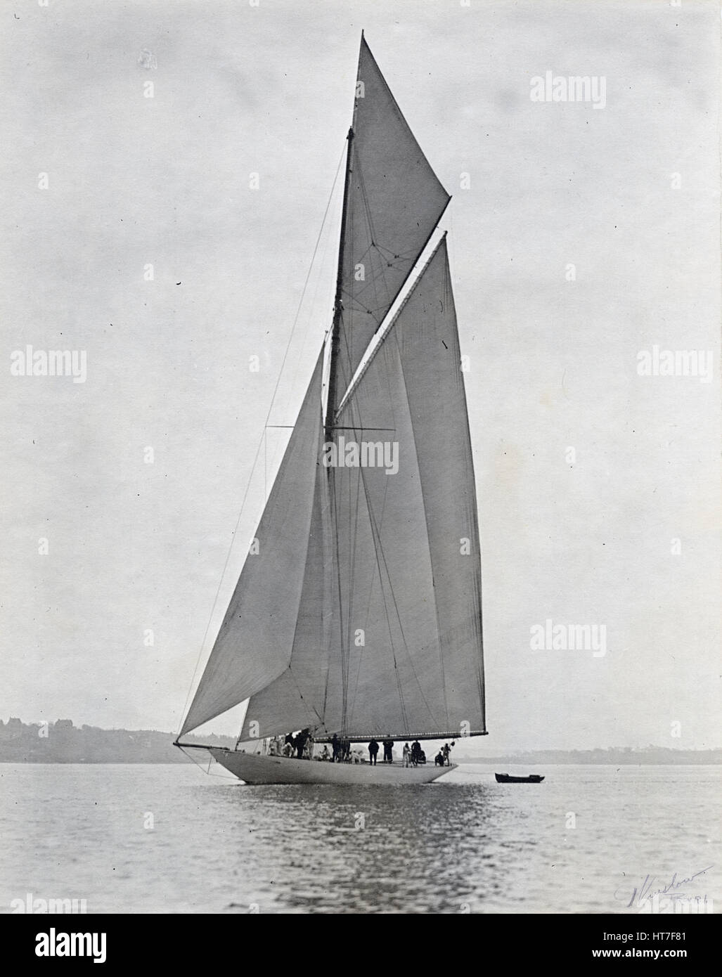 Photographie, c1900 ancien yacht inconnu appartenant à Charles Oliver Iselin. Iselin (1854-1932) était un banquier américain et plaisanciers. Il a participé et a remporté six courses de l'America's Cup en 1887, 1893, 1895, 1899, 1901 et 1903. Il était propriétaire de bateaux disponibles, '9551', 'la dépendance' 'Colombie-Britannique' et d'autres. Photographie par Winslow de Providence, Rhode Island. ORIGINAL SOURCE : gélatine-argent. Banque D'Images