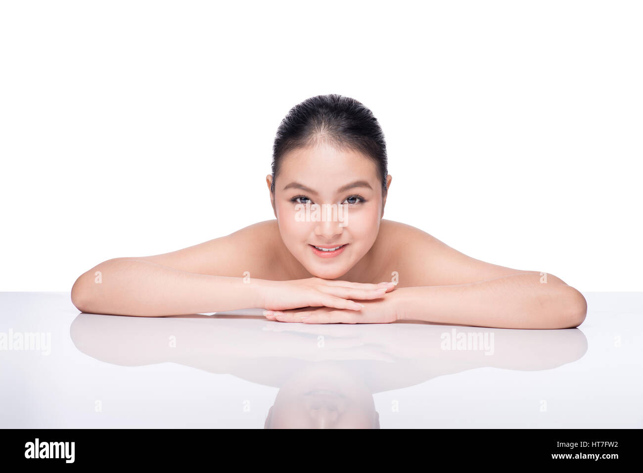Belle fille modèle Spa avec une parfaite propreté et de fraîcheur de la peau. Beauty Asian woman face Portrait. Banque D'Images