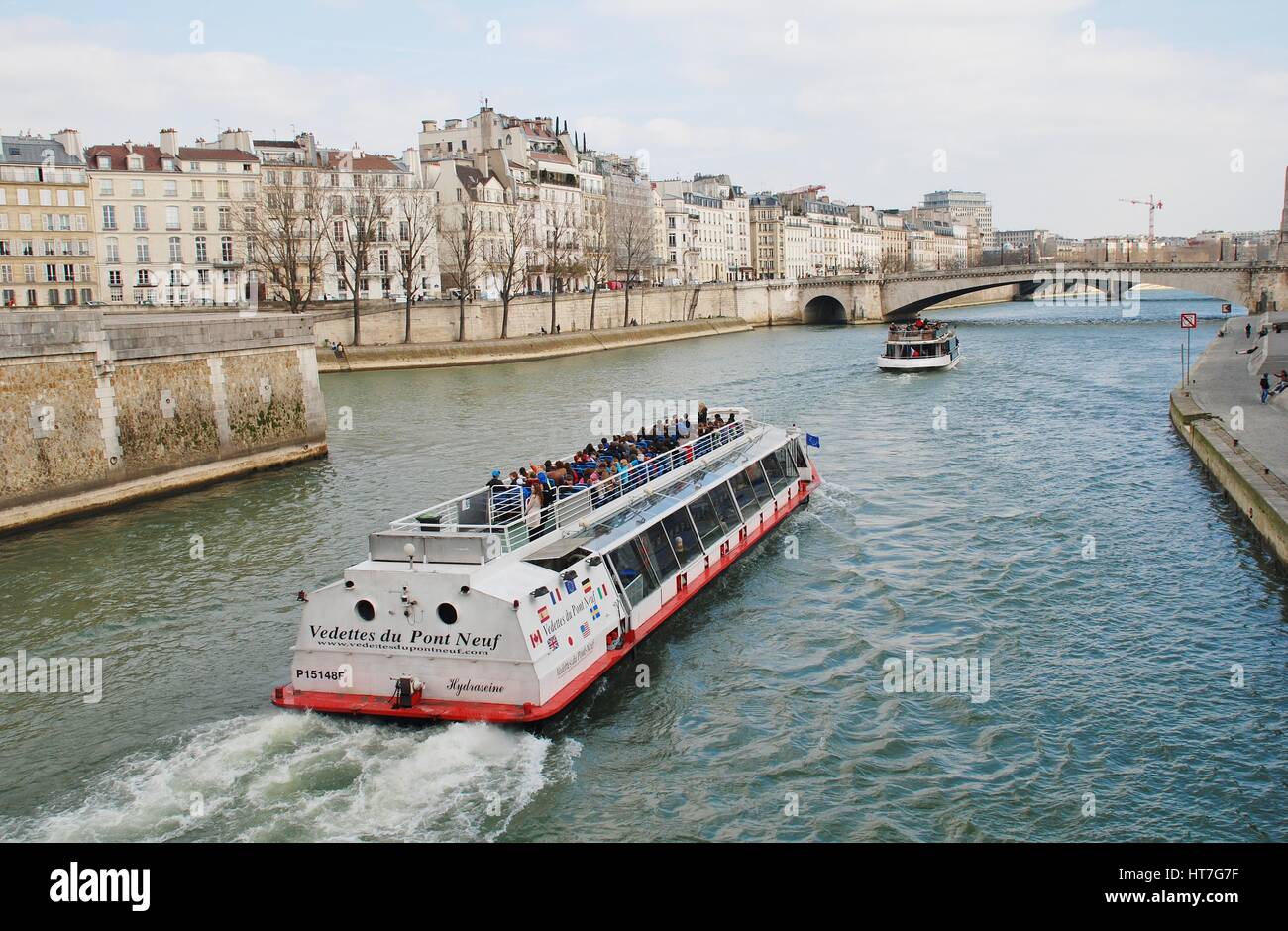 Un bateau de plaisance croisières vers le Pont Saint Michel sur la Seine à Paris, France. De nombreuses visites ont lieu sur la rivière tous les jours. Banque D'Images