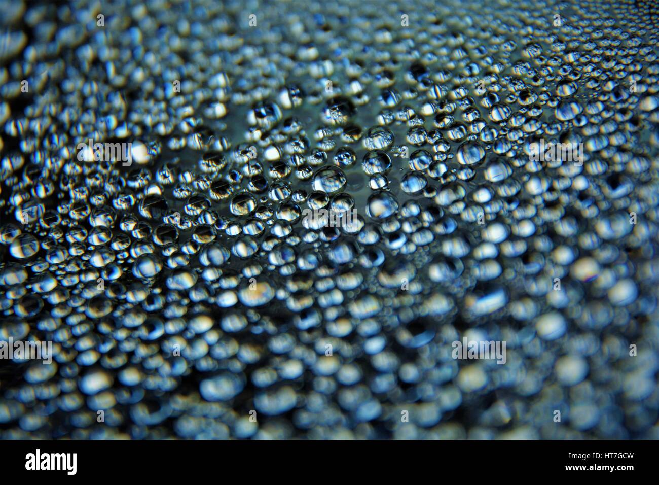 Les gouttelettes d'eau sur le couvercle d'une cafetière. Pris avec un reflex Nikon D7100. Banque D'Images