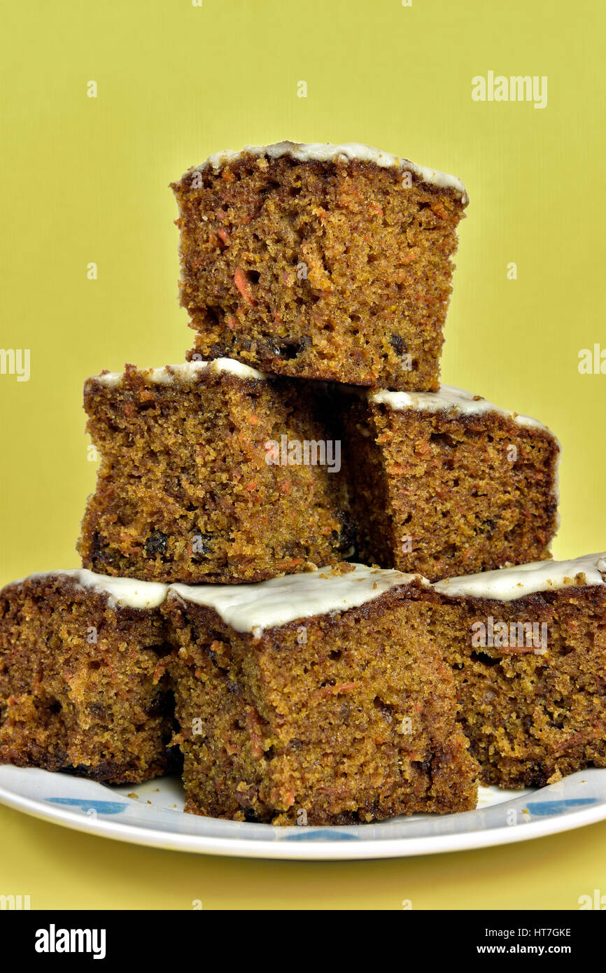 Accueil Faites le gâteau aux carottes empilées sur assiette Banque D'Images
