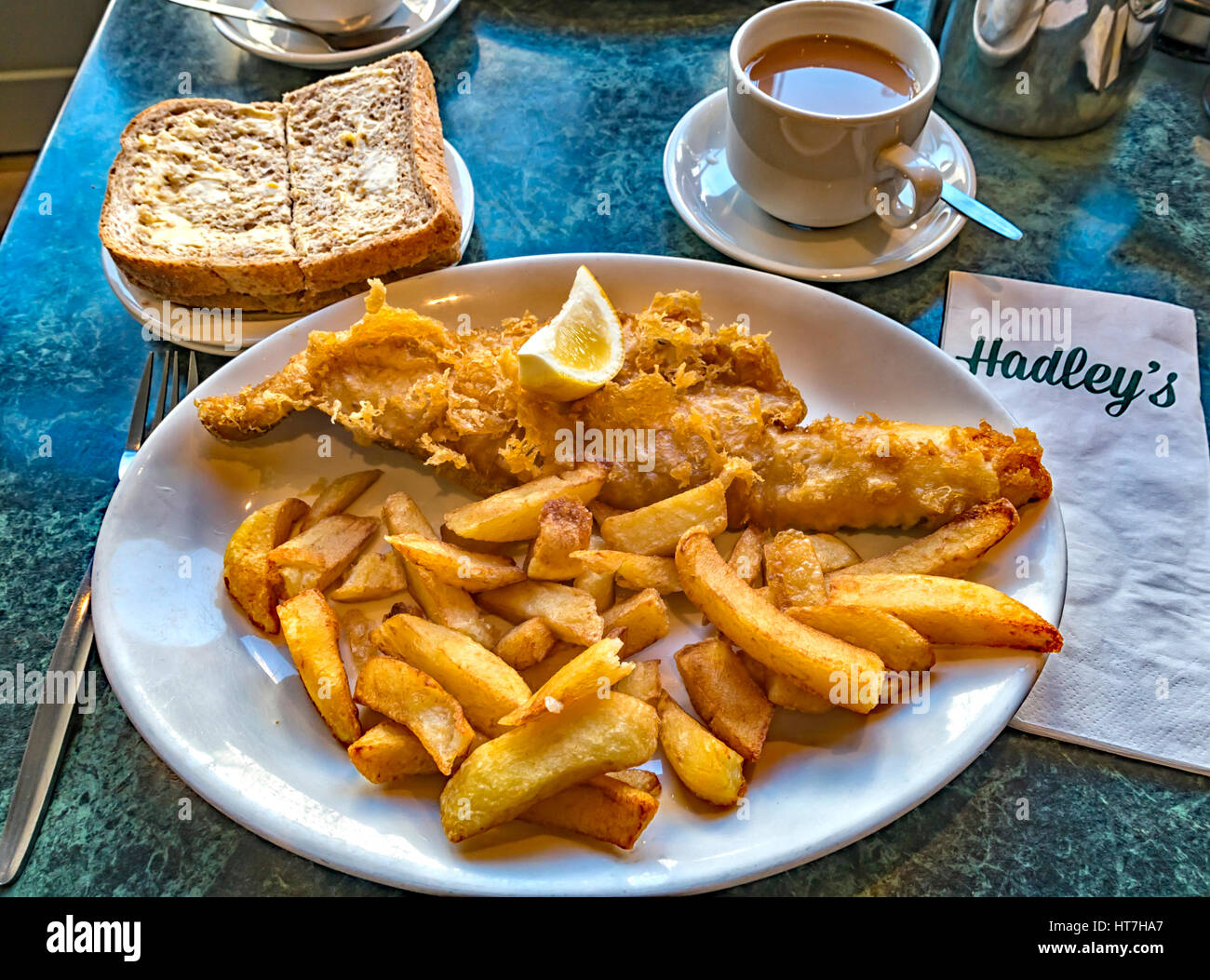 Un plateau repas de Yorkshire de l'aiglefin et de plaquettes et de pain et beurre à Hadleys Cafe à Whitby Angleterre Banque D'Images