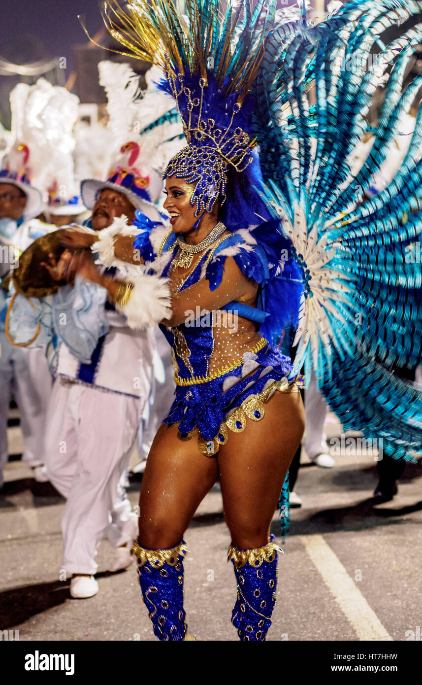 Brésil, État de Rio de Janeiro, ville de Rio de Janeiro, Samba Dancer dans le défilé du carnaval. Banque D'Images