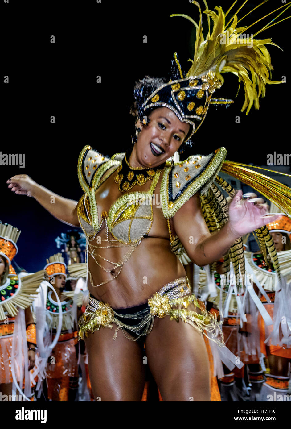 Brésil, État de Rio de Janeiro, ville de Rio de Janeiro, Samba Dancer dans le défilé du carnaval. Banque D'Images