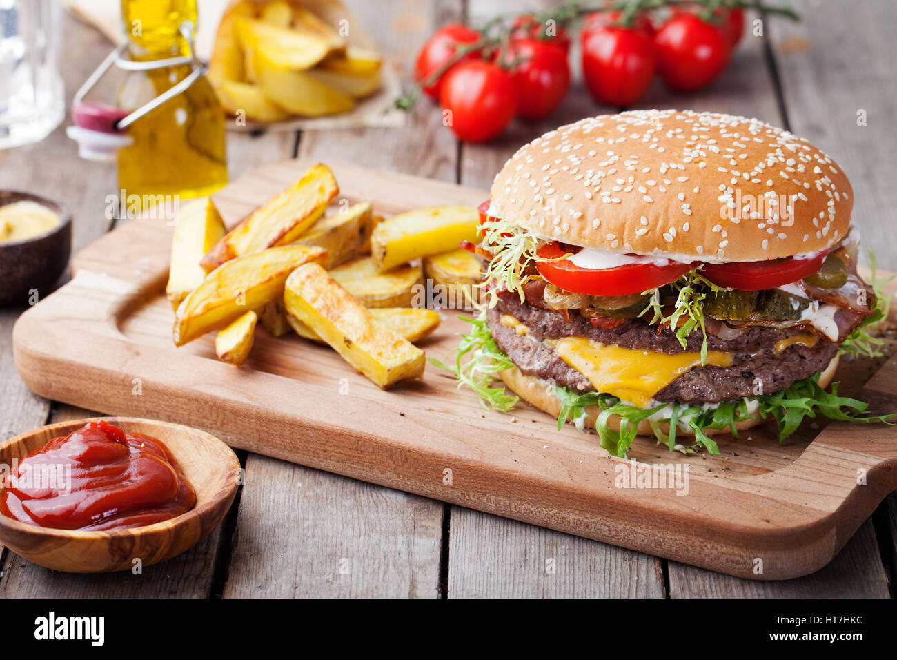 Burger, hamburger avec frites à découper. Banque D'Images