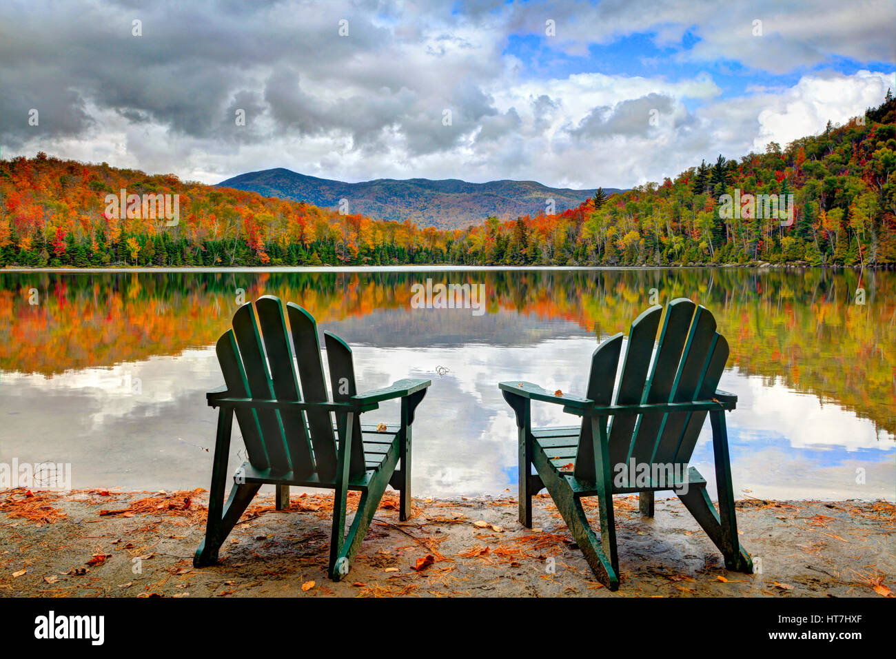 Deux chaises Adirondack sur la Banque du parc des Adirondack à Heart Lake Banque D'Images