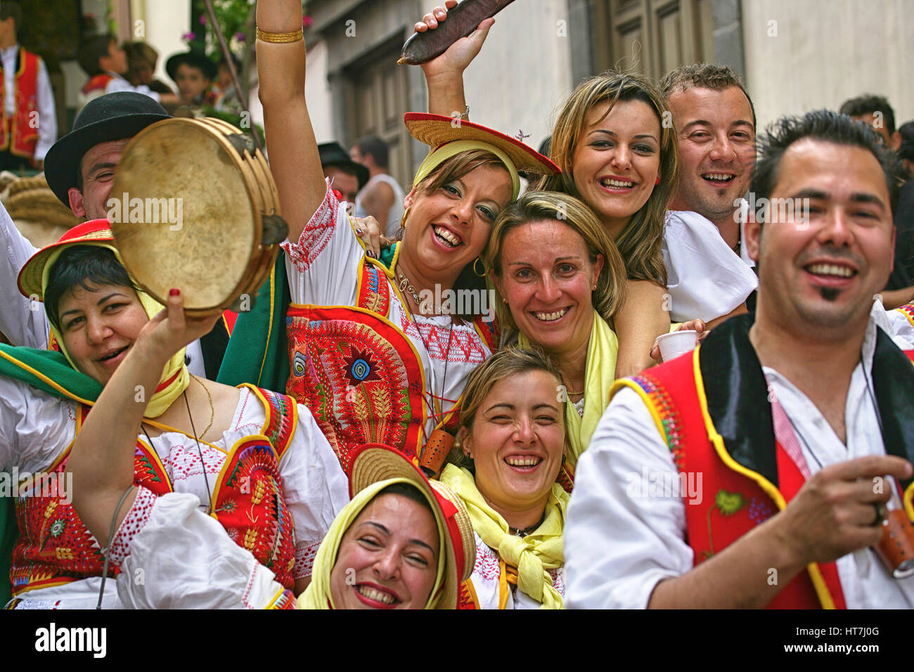 Group Of Smiling People réunis au Corpus Christi Célébration à La Orotava, Tenerife Banque D'Images