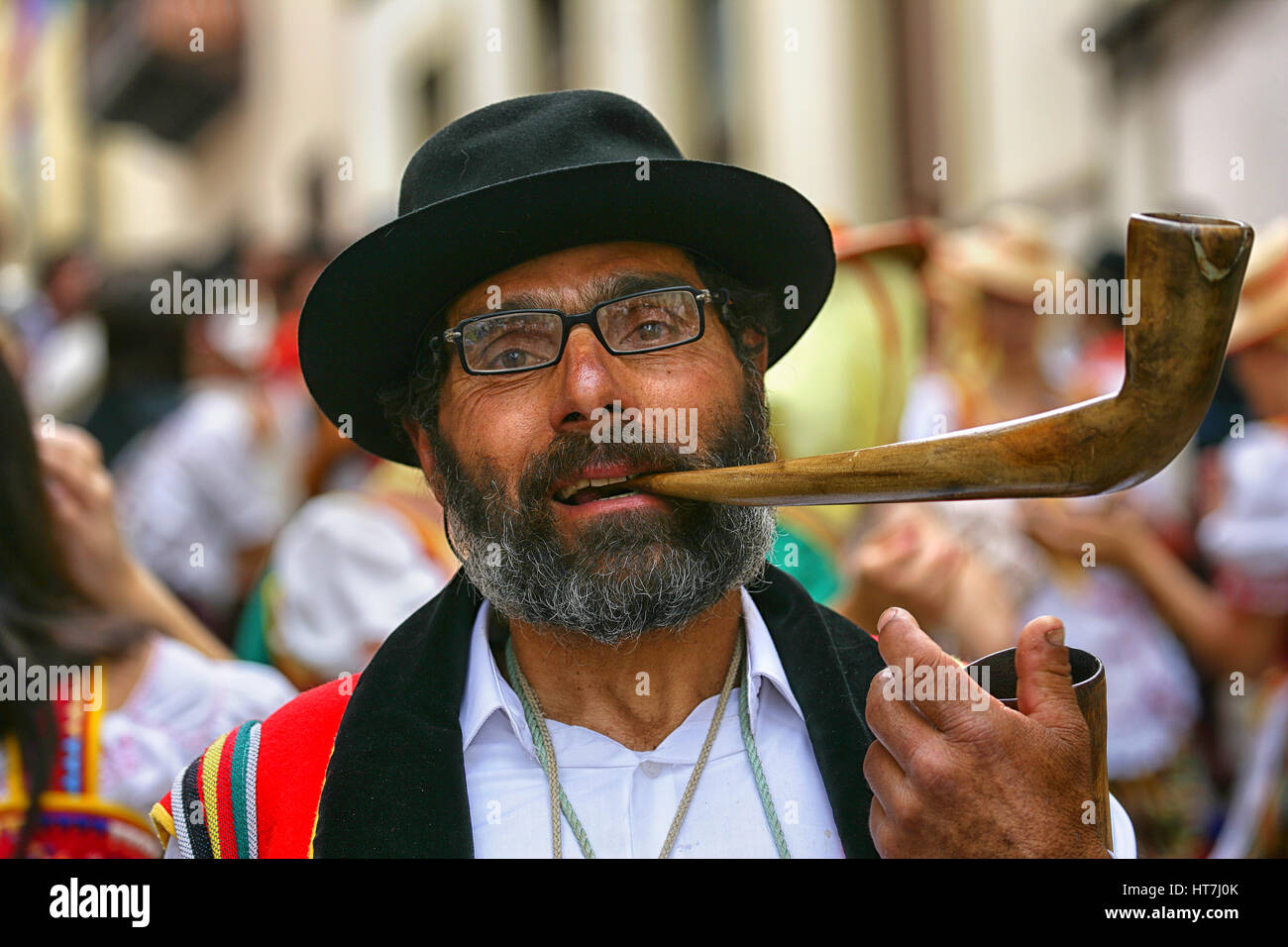 Portrait d'un homme dans un costume traditionnel Smoking Cigar Banque D'Images