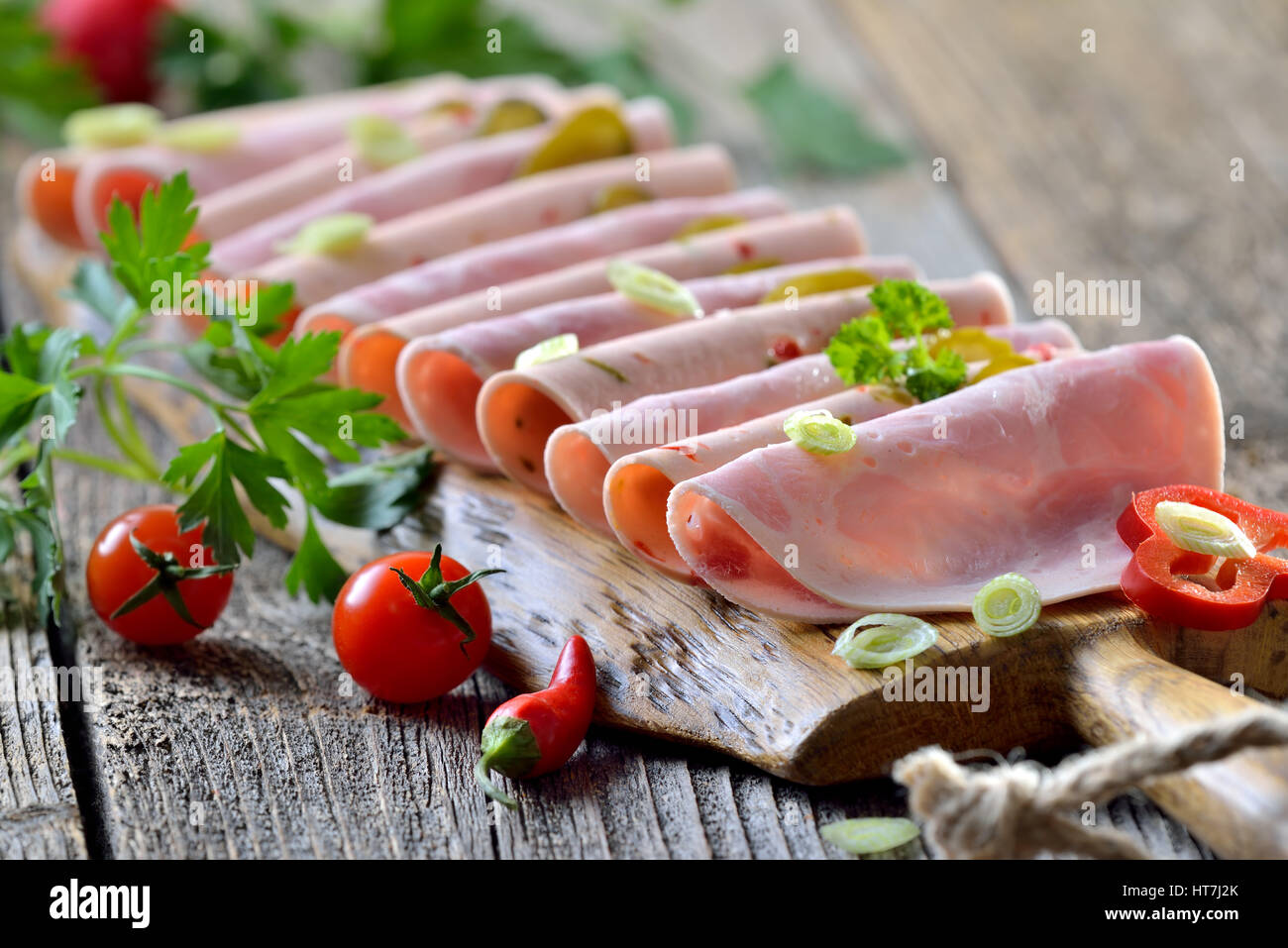 Tranches de saucisses bavaroises garni et servi sur une planche en bois rustique Banque D'Images