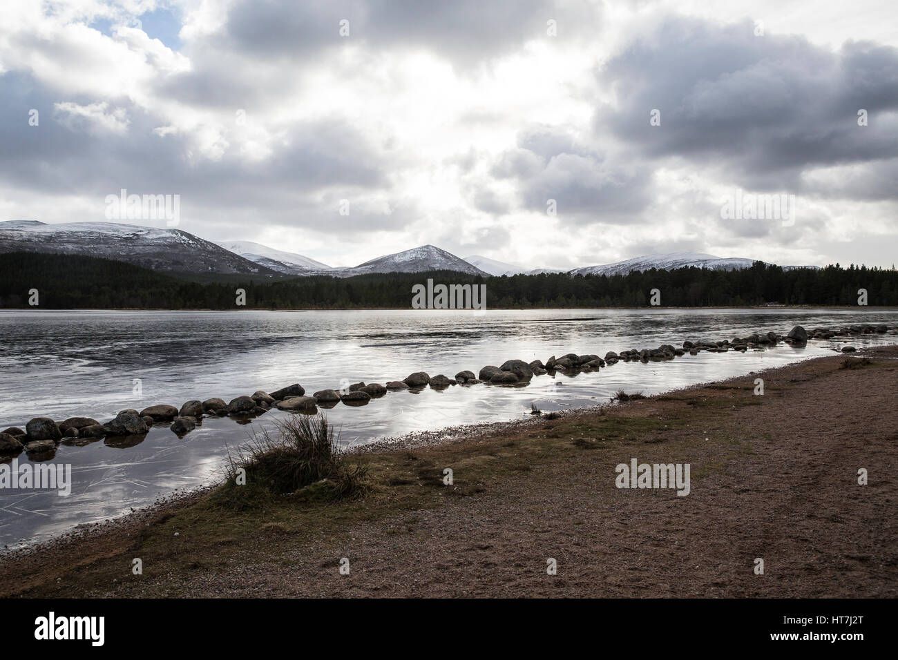 Le Loch Morlich vue depuis les montagnes de Cairngorm en Ecosse Banque D'Images