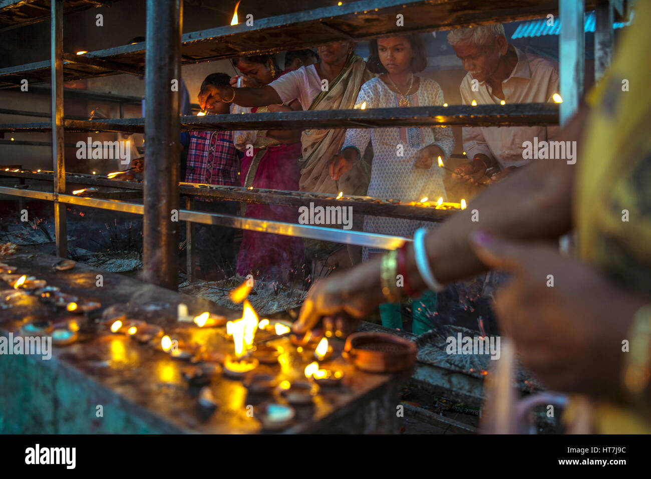 Lampe d'huile offrant au Temple Kamakhya en Assam Banque D'Images