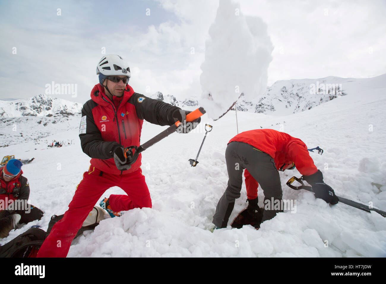 L'équipe de sauvetage en montagne de creuser dans une avalanche Banque D'Images