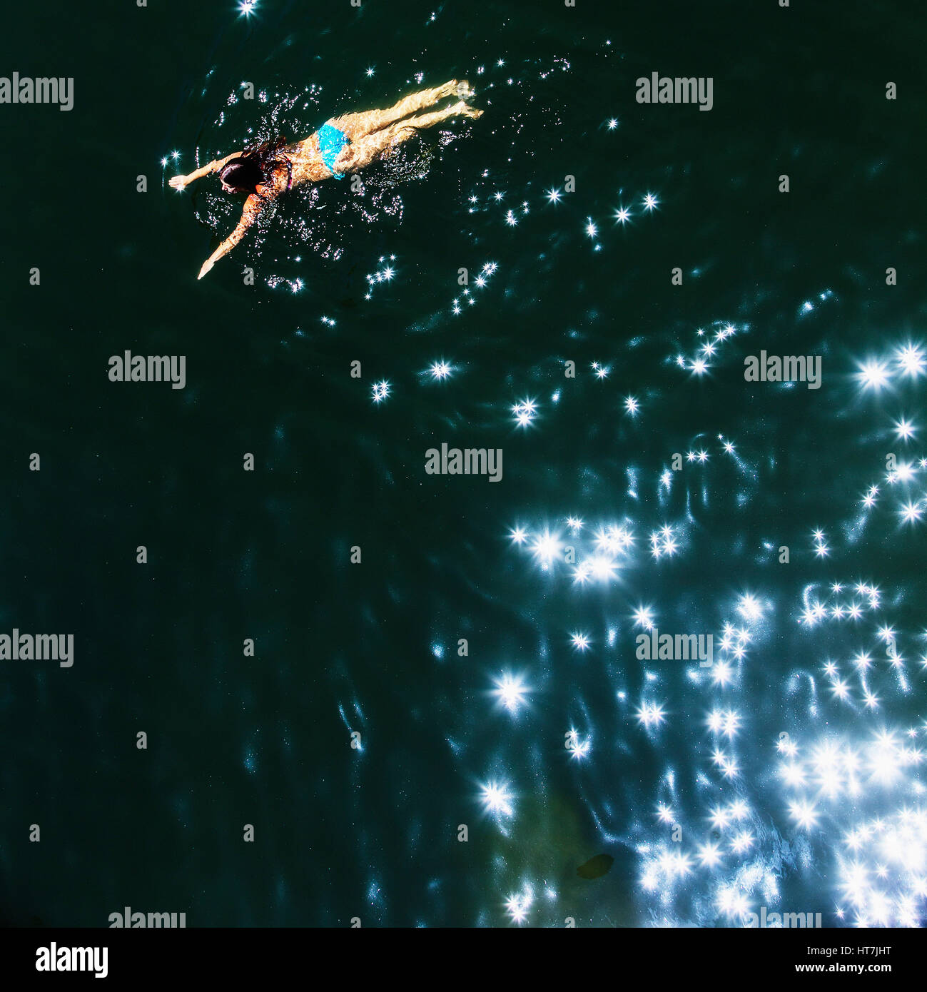 Une femelle nageur dans la Fédération, la rivière Monte Rio, en Californie Banque D'Images