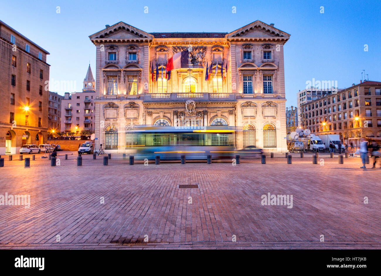 Bus passant par L'Hôtel de ville à Marseille Banque D'Images