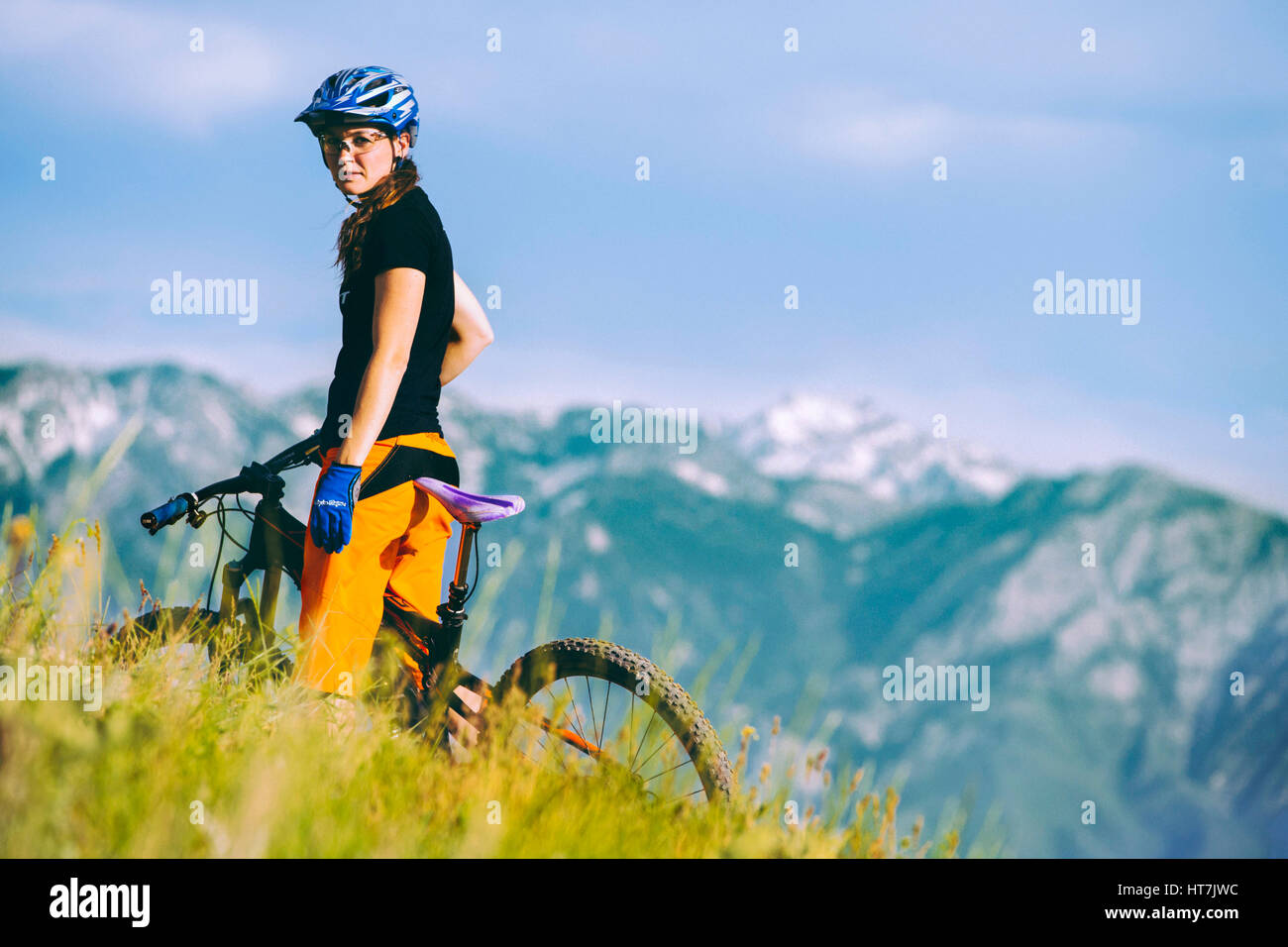 Portrait d'une femme du vélo de montagne dans la région de Bonneville le sentier de la rive Banque D'Images