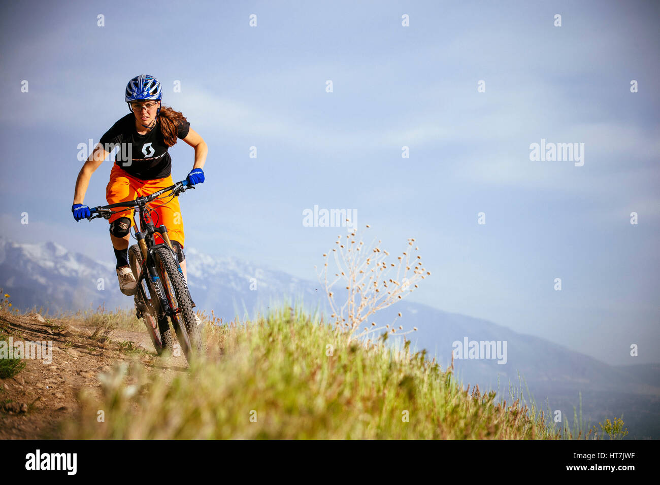 Une femme cycliste sur le sentier du littoral de Bonneville Banque D'Images