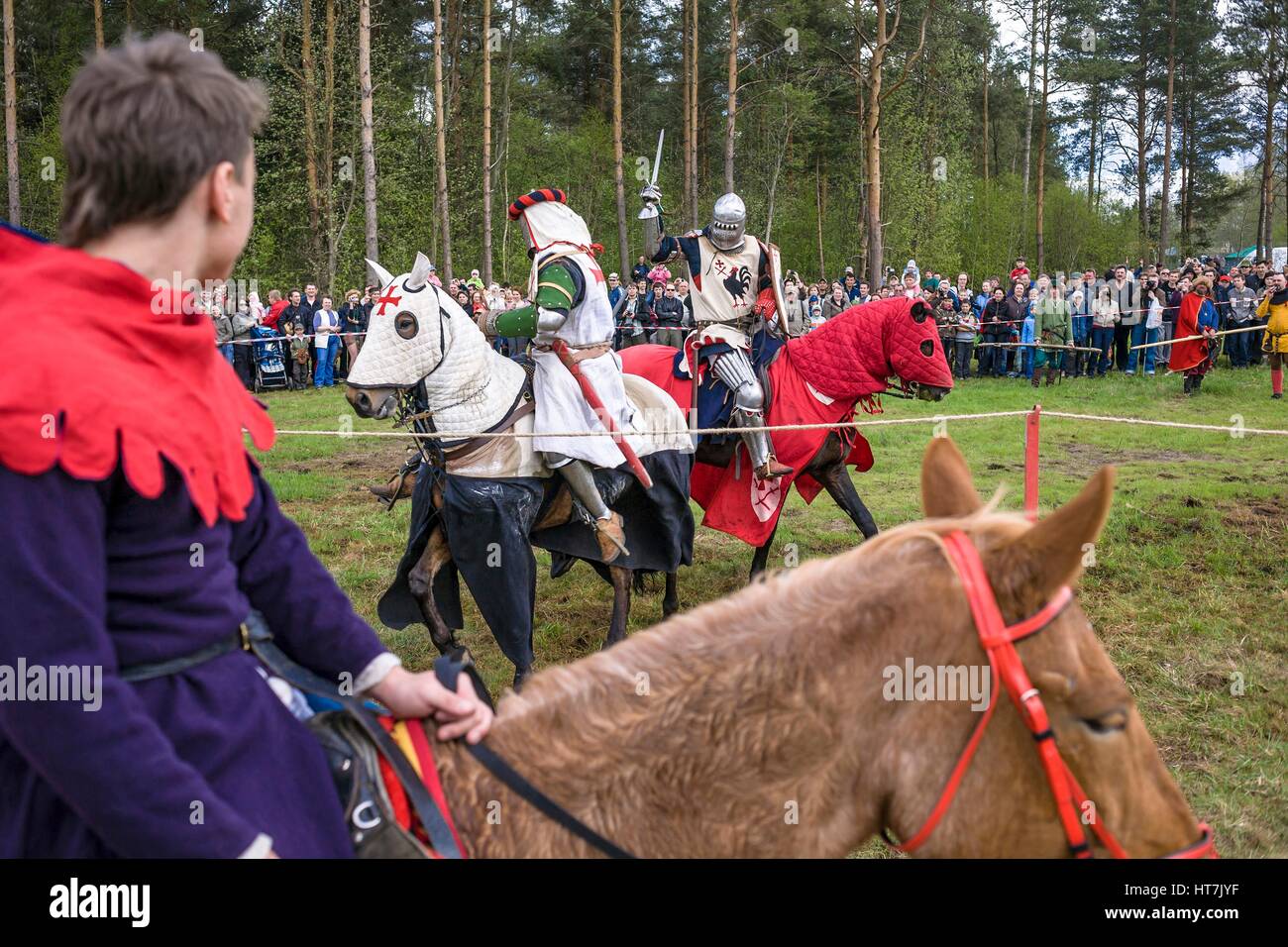 Les hommes de l'épé lors d'un Festival de la culture médiévale en Russie Banque D'Images