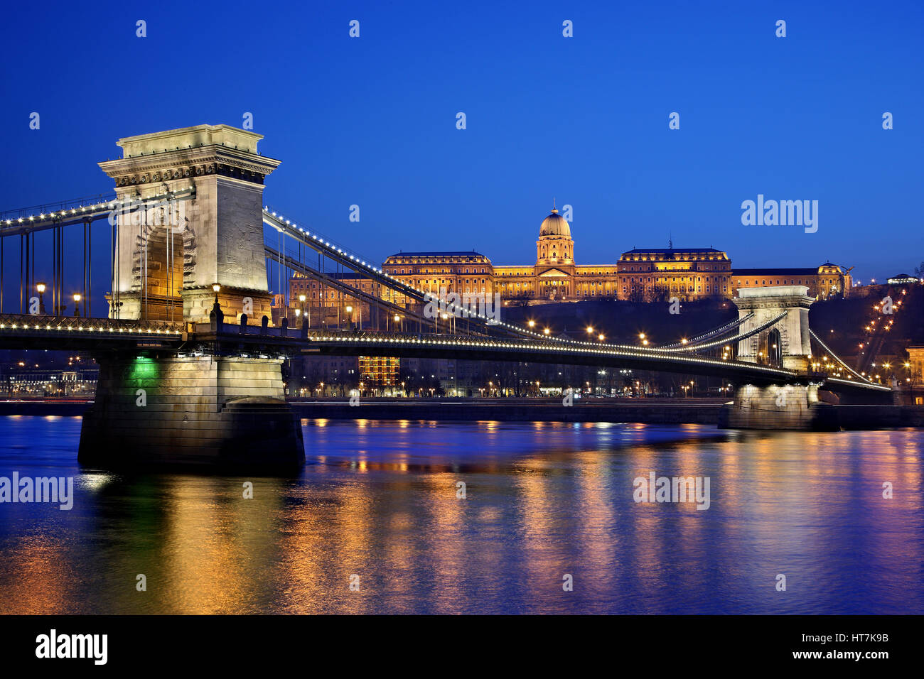 Le Danube, le pont Széchenyi (ou 'Chain Bridge') et le Palais Royal. Budapest, Hongrie. Banque D'Images