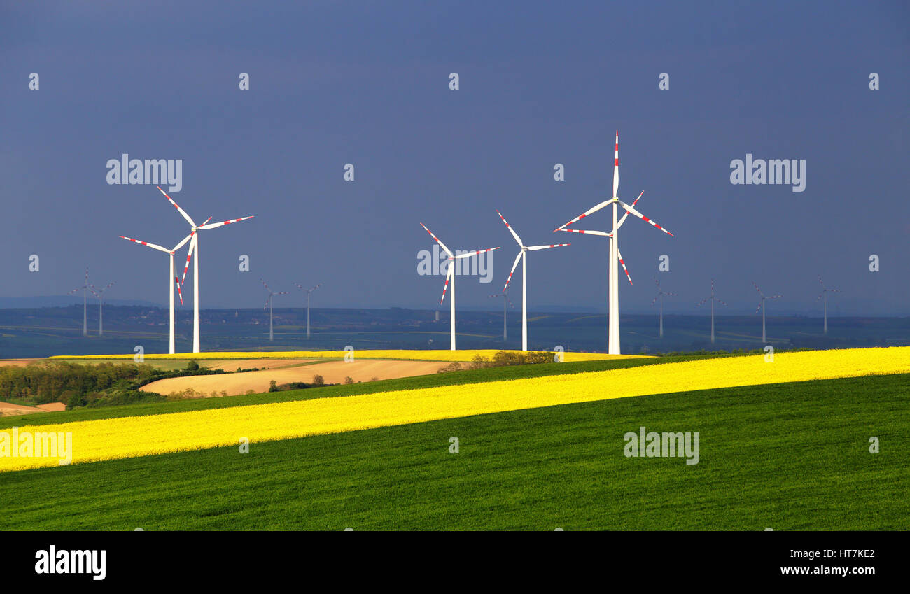 Éoliennes blanches sur fond de ciel bleu. Austrian wind power plants. Économiseur d'arrière-plan. Banque D'Images