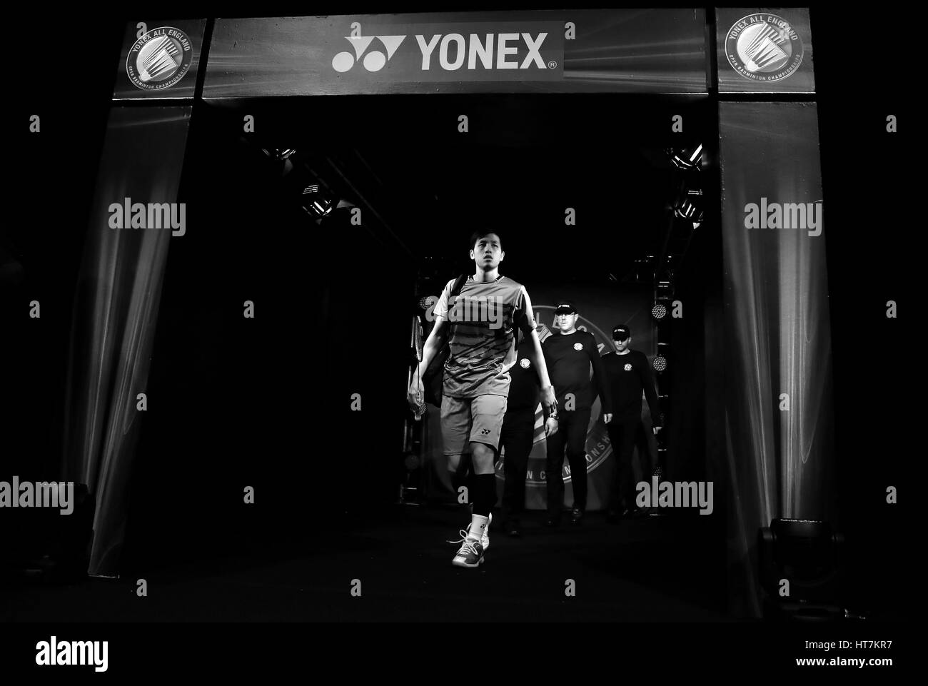 IMAGE CONVERTIE OT NOIR ET BLANC de Hong Kong Wong Wing Ki Vincent quitte pour démarrer son match masculin au cours de la deuxième journée de l'Angleterre tous les YONEX Championnats de Badminton ouvert à l'Arena, Birmingham Barclaycard. ASSOCIATION DE PRESSE Photo. Photo date : mercredi 8 mars 2017. Voir l'activité de badminton histoire Birmingham. Crédit photo doit se lire : Simon Cooper/PA Wire Banque D'Images