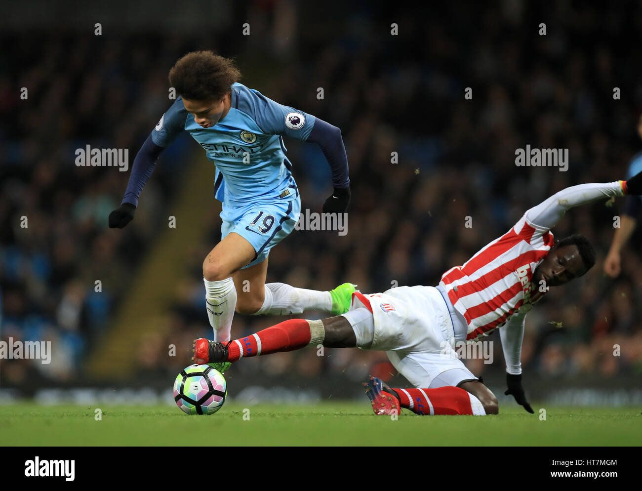 Manchester City's Leroy Sane (à gauche) et Stoke City's Mame Biram Diouf bataille pour la balle durant le premier match de championnat à l'Etihad Stadium, Manchester. ASSOCIATION DE PRESSE Photo. Photo date : mercredi 8 mars 2017. Voir l'ACTIVITÉ DE SOCCER histoire Man City. Crédit photo doit se lire : Mike Egerton/PA Wire. RESTRICTIONS : EDITORIAL N'utilisez que pas d'utilisation non autorisée avec l'audio, vidéo, données, listes de luminaire, club ou la Ligue de logos ou services 'live'. En ligne De-match utilisation limitée à 75 images, aucune émulation. Aucune utilisation de pari, de jeux ou d'un club ou la ligue/dvd publications. Banque D'Images