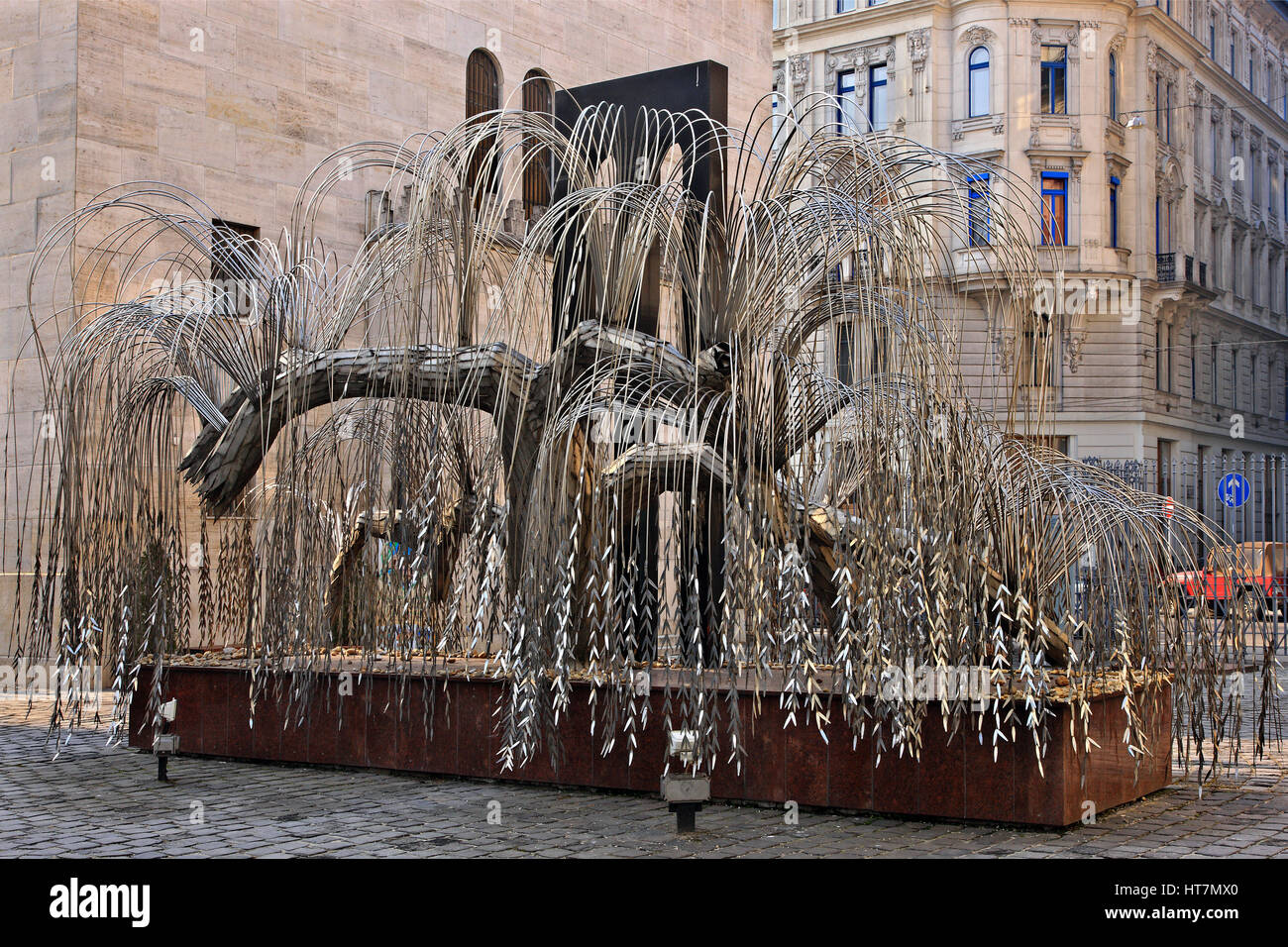 L'Emanuel Tree (ou 'Arbre de Vie') d'une sculpture par le célèbre sculpteur hongrois Imre Varga dans le jardin commémoratif de l'Holocauste, Budapest, Hongrie. Banque D'Images