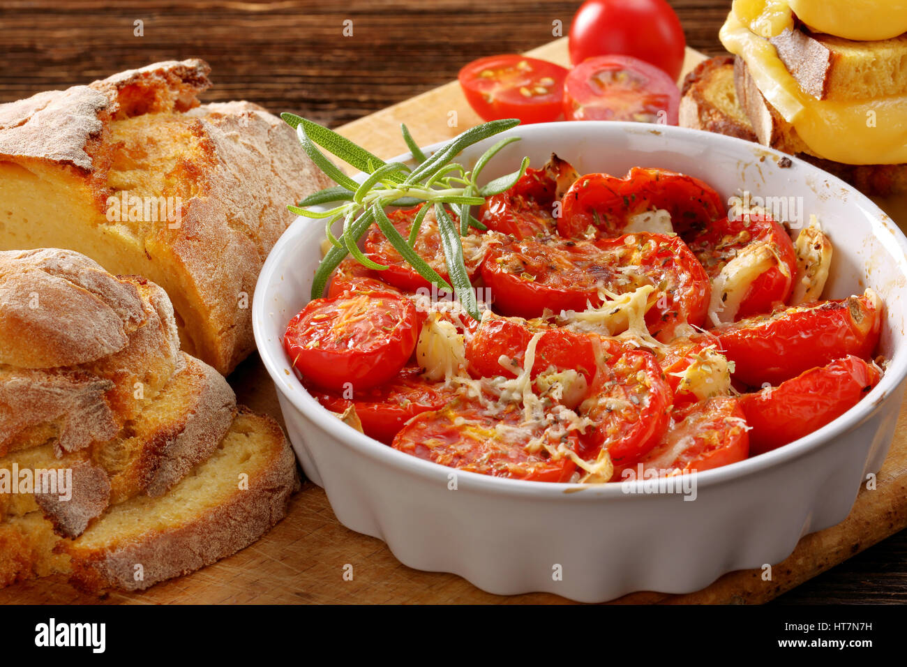 Les tomates cuites, du pain de maïs et des sandwichs au fromage fondu Banque D'Images