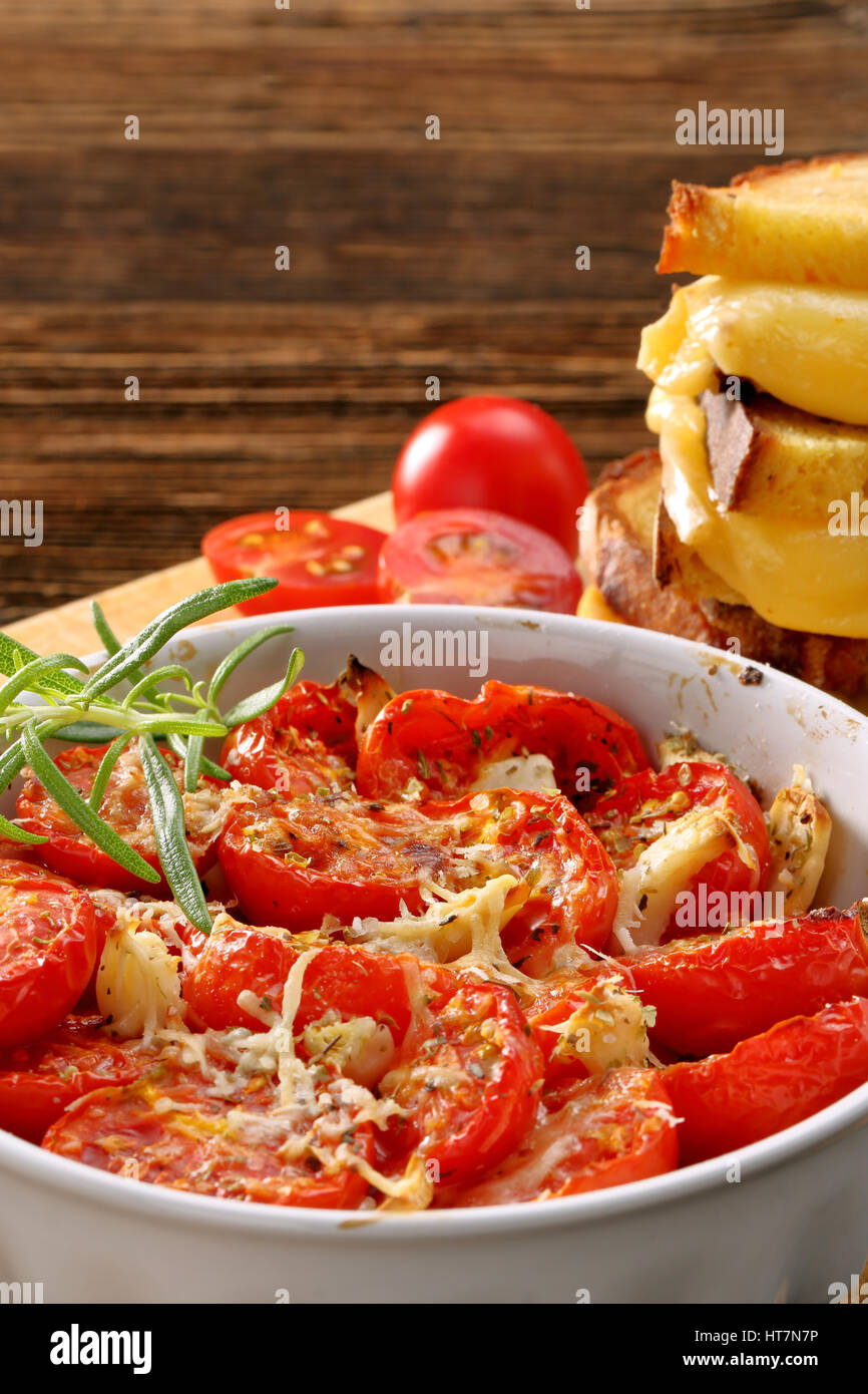 Les tomates cuites, du pain de maïs et des sandwichs au fromage fondu et de l'espace pour le texte Banque D'Images