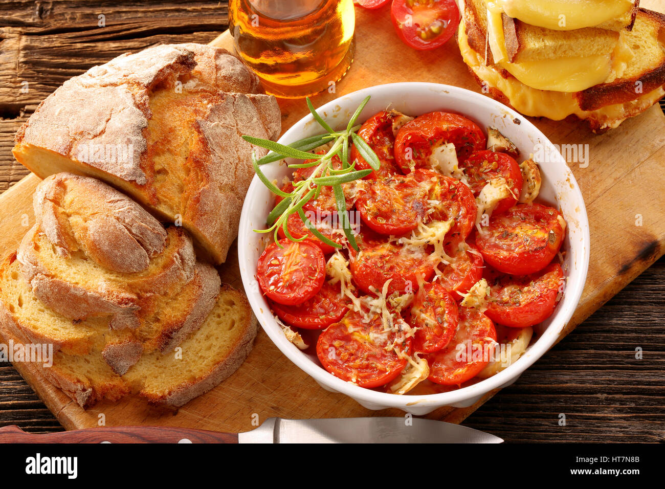 Les tomates cuites, du pain de maïs et des sandwichs au fromage fondu Banque D'Images