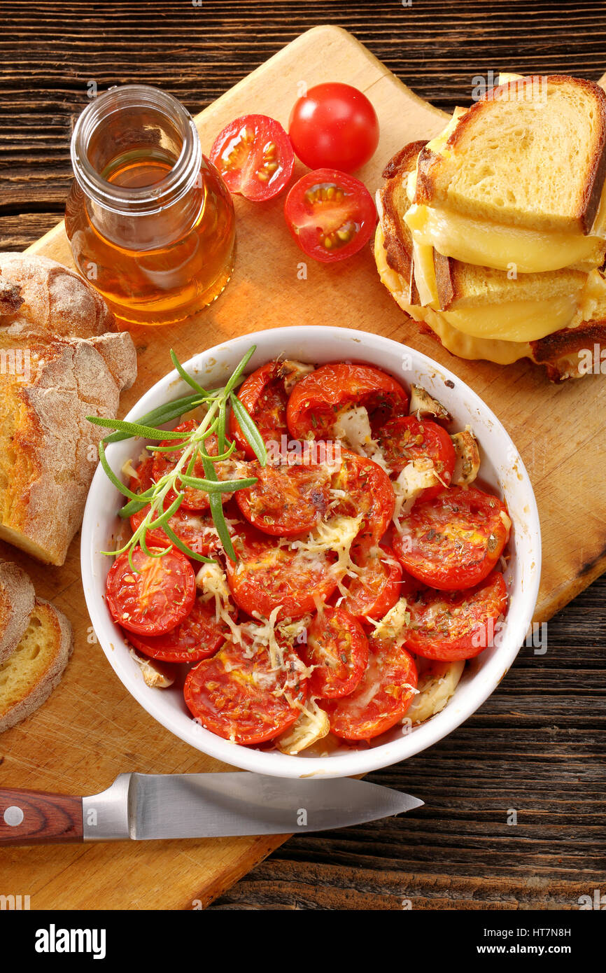 Les tomates cuites, du pain de maïs et des sandwichs au fromage fondu Banque D'Images