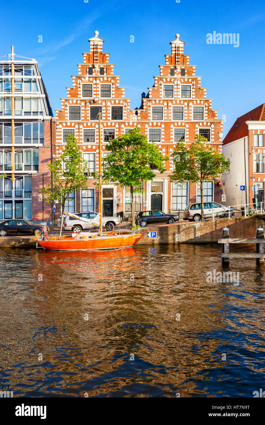 River Spaarne et façades de maisons de la charmante ville de Haarlem, Pays-Bas, à seulement 15 minutes de train d'Amsterdam, Pays-Bas. Banque D'Images