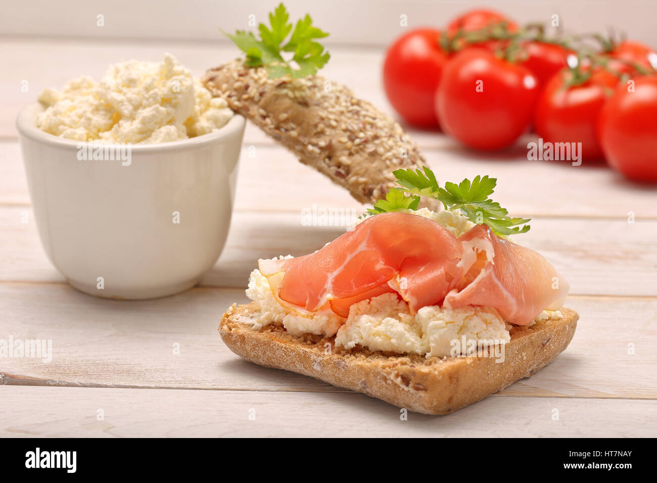 Sandwich avec jambon et fromage blanc sur fond de bois Banque D'Images