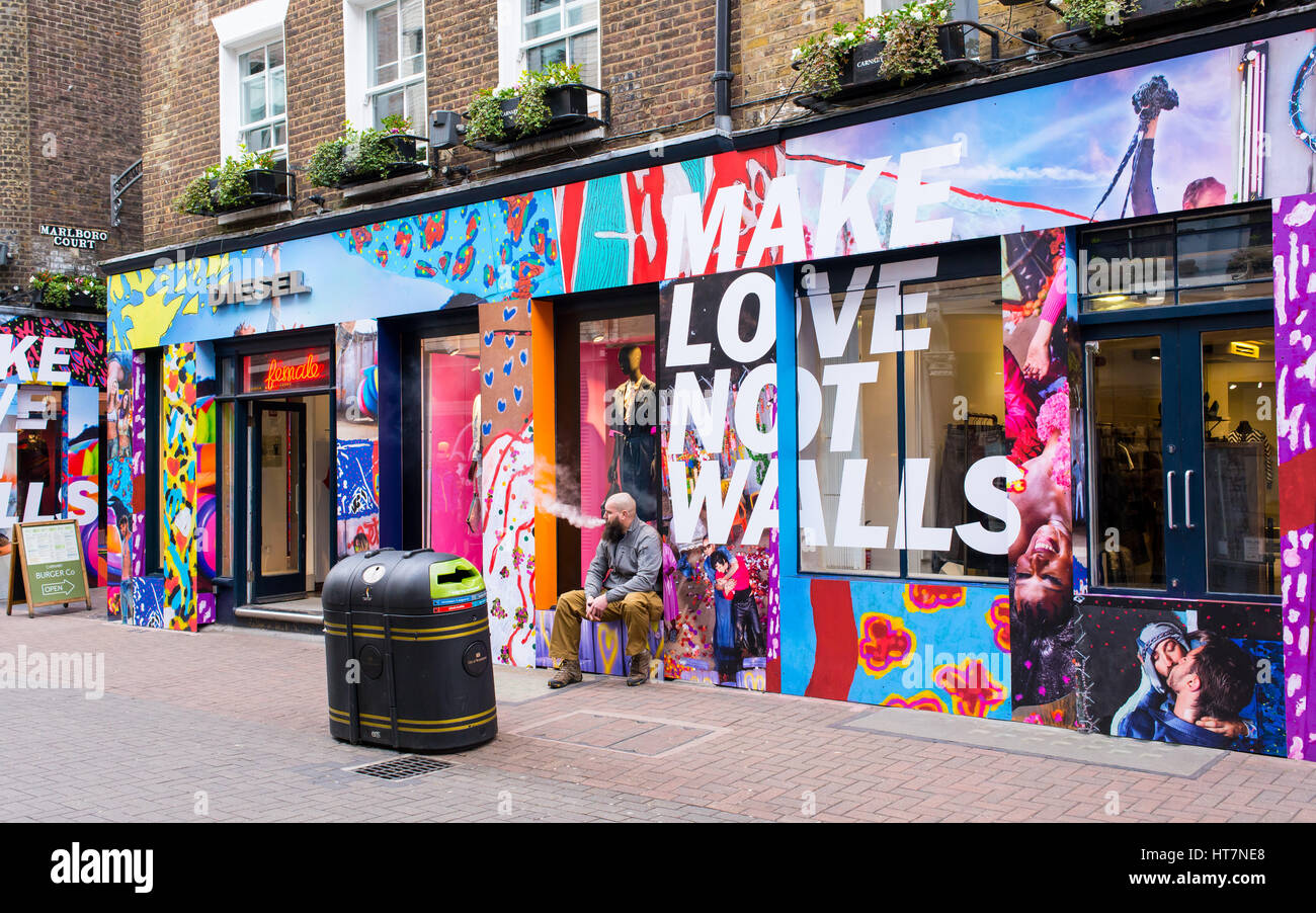 Magasin Diesel à Carnaby street. La célèbre marque de jeans a lancé une campagne intitulée "Faire l'amour pas des murs", un tir direct à la frontière de l'atout de Donald wall Banque D'Images