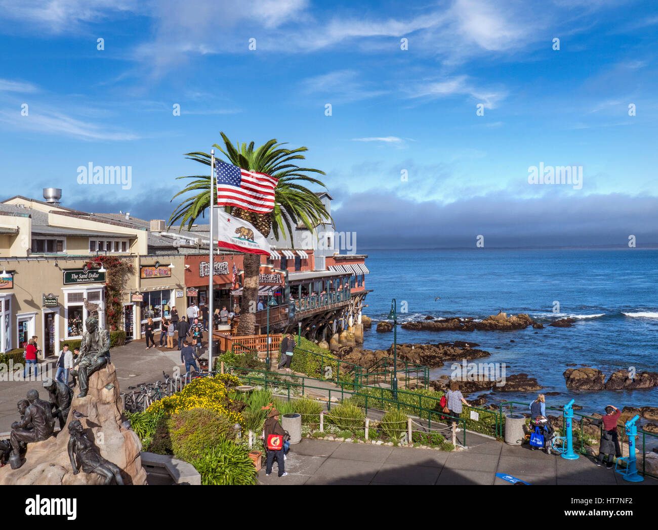 Cannery Row boutiques et restaurants complexes avec drapeau American Stars & Stripes survolant Monterey California USA Banque D'Images