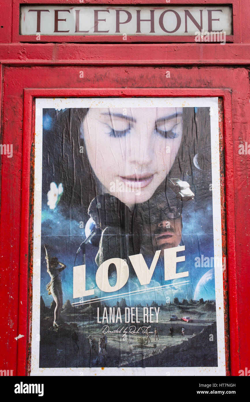 Affiche promotionnelle pour 'Amour' une chanson de la chanteuse Lana del Rey sur un téléphone traditionnel britannique fort. Banque D'Images