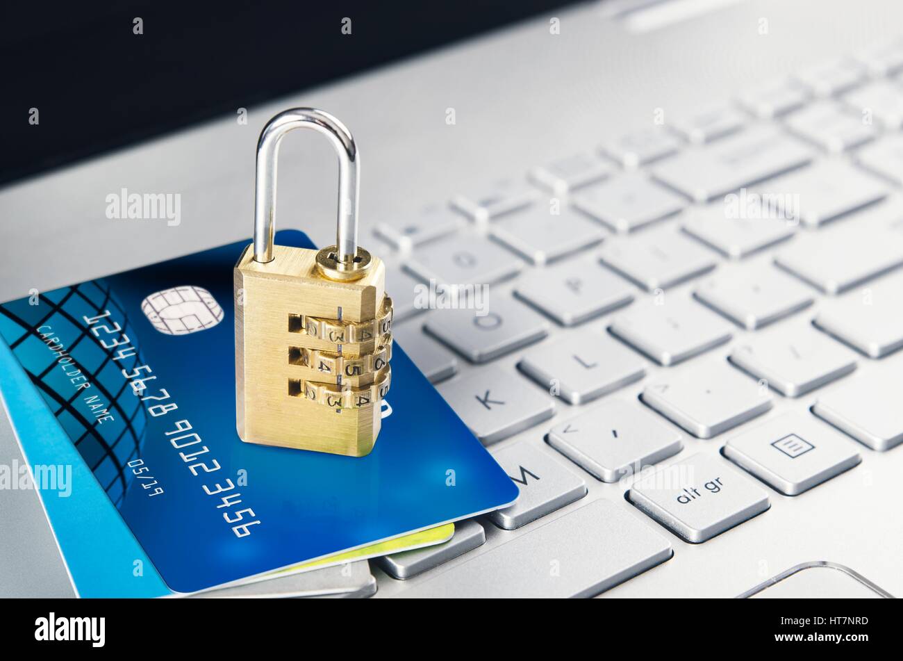 Ordinateur portable avec cadenas et les cartes de crédit sur le clavier. Concept de sécurité des systèmes d'ordinateurs Banque D'Images