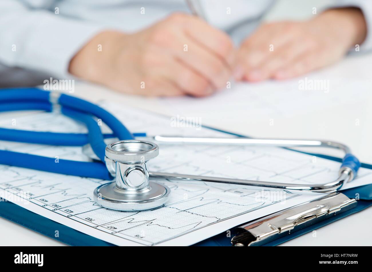 Médecin travaillant au bureau. Close up de stéthoscope en premier plan Banque D'Images