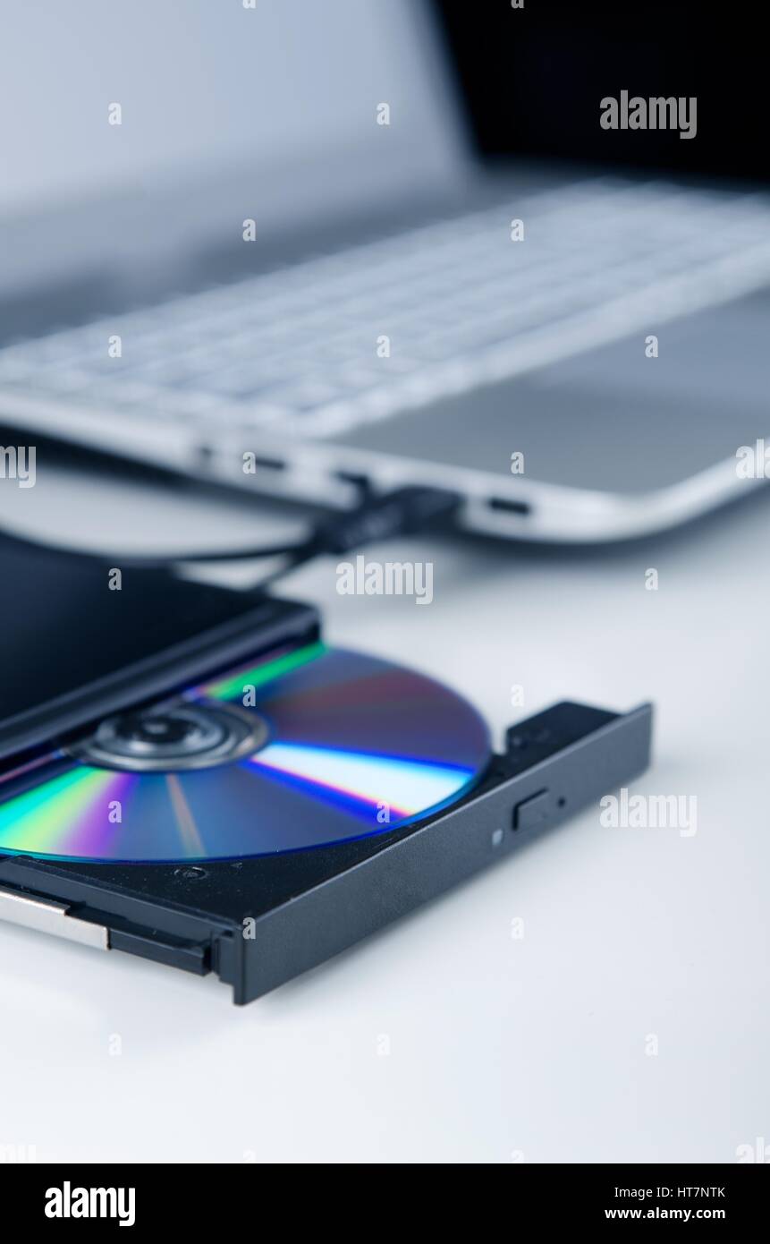 Graveur de disque optique externe. Appareil compact connecté via le port USB. CD, DVD de sauvegarde des données. Banque D'Images