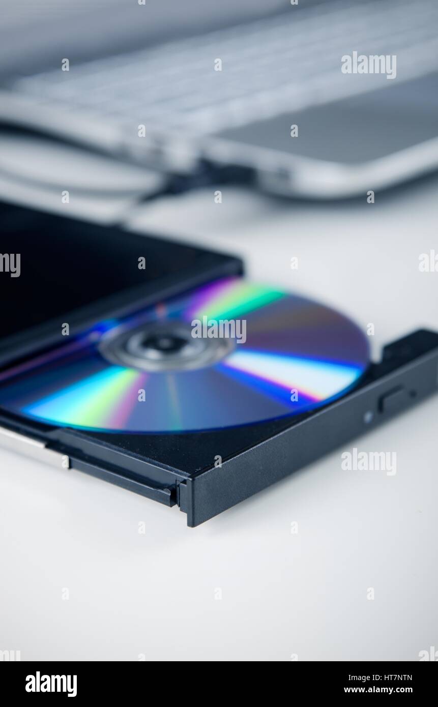 Graveur de disque optique externe. Appareil compact connecté via le port USB. CD, DVD de sauvegarde des données. Banque D'Images