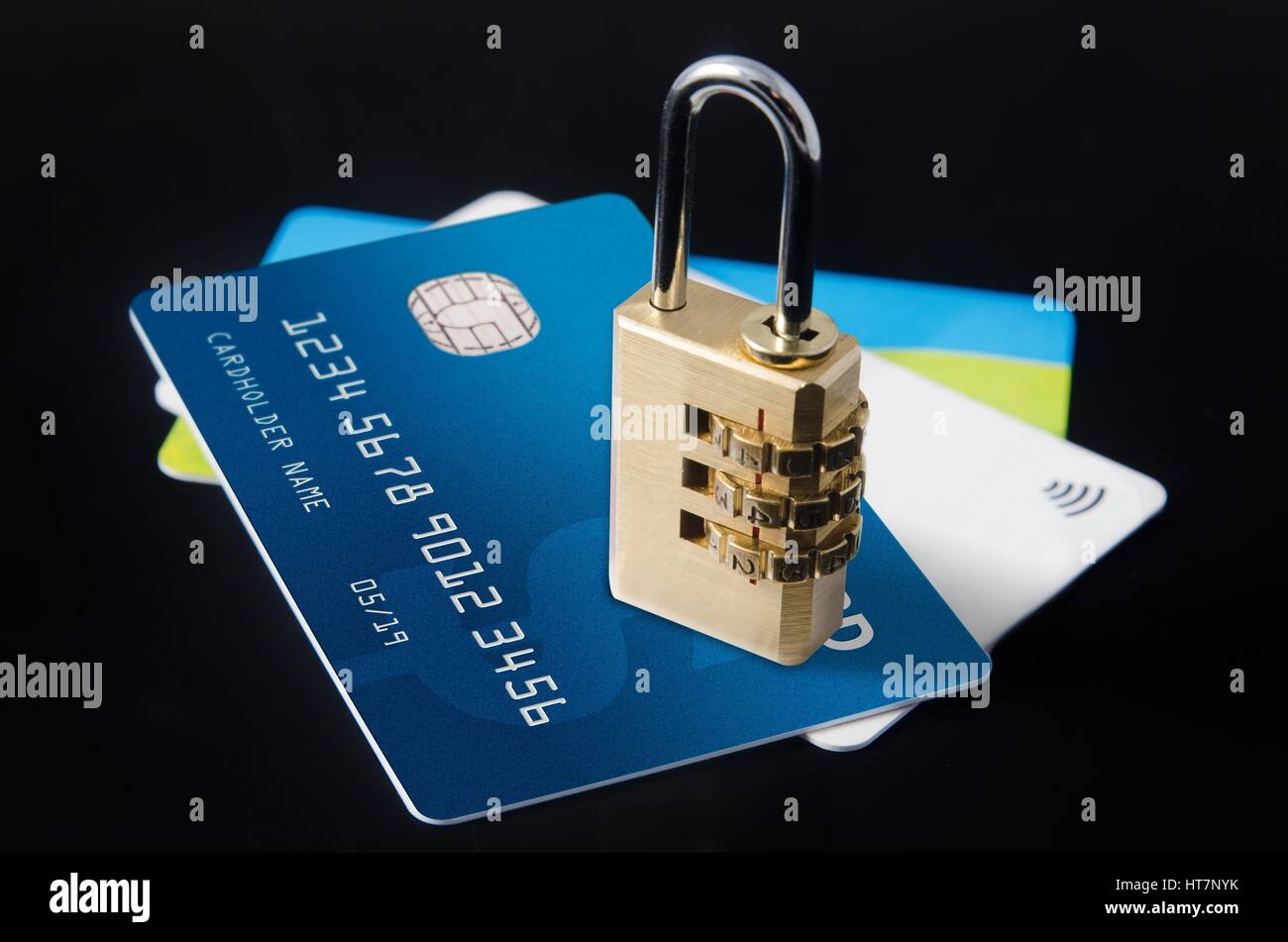 Verrouillage de sécurité sur plusieurs cartes de crédit vierges close up Banque D'Images