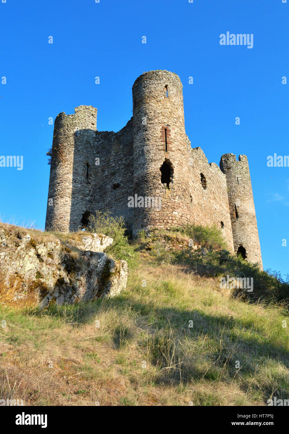 Ruines d'un château médiéval sur une colline en France. Banque D'Images