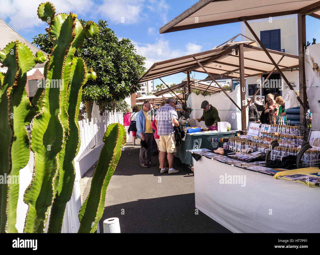 LANZAROTE MARINA RUBICON étals de marché produits du terroir le marché du dimanche et les touristes avec cactus typique en premier plan Lanzarote Iles Canaries Espagne Banque D'Images