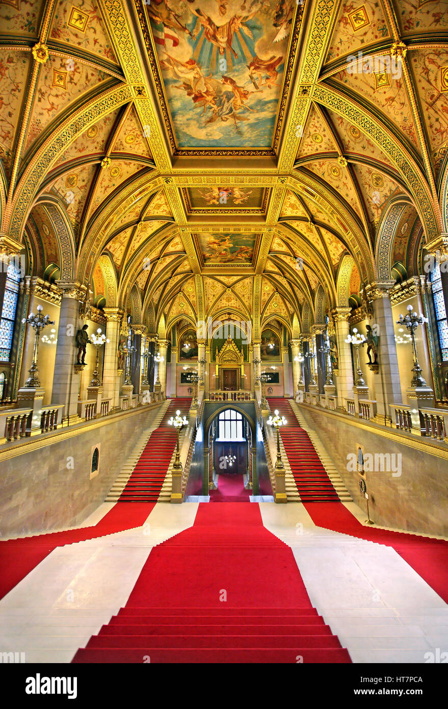 Le grand escalier du parlement hongrois, Budapest. Banque D'Images